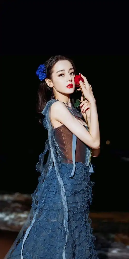 迪丽热巴蓝色妖姬造型,身材凹凸有致,婀娜多姿