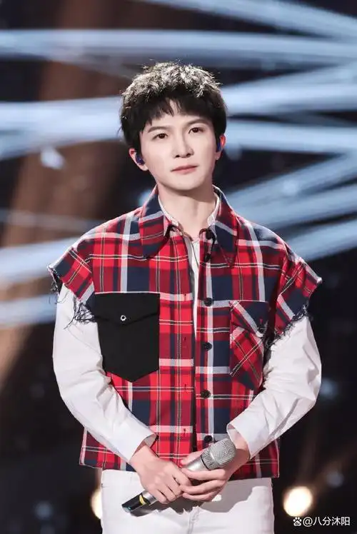 在音符的世界里,周深以声音征服心灵;在光影的舞台上,他以形象捕获