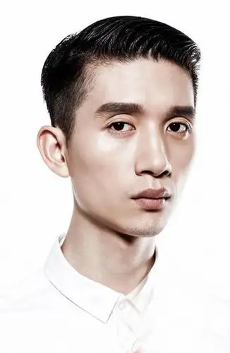 成熟男士剃短发梳帅气小背头发型 制作偏分背头两边剃超短炫出时尚