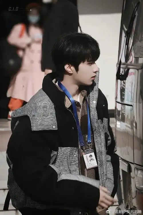 刘耀文最新饭拍路透,演员通行证的牌牌上写了身高183,看来又长高裂浇