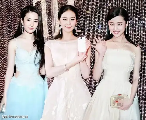 三个女人一台戏,三个女明星在一起是有人成为背景板,还是一起美_蒋欣