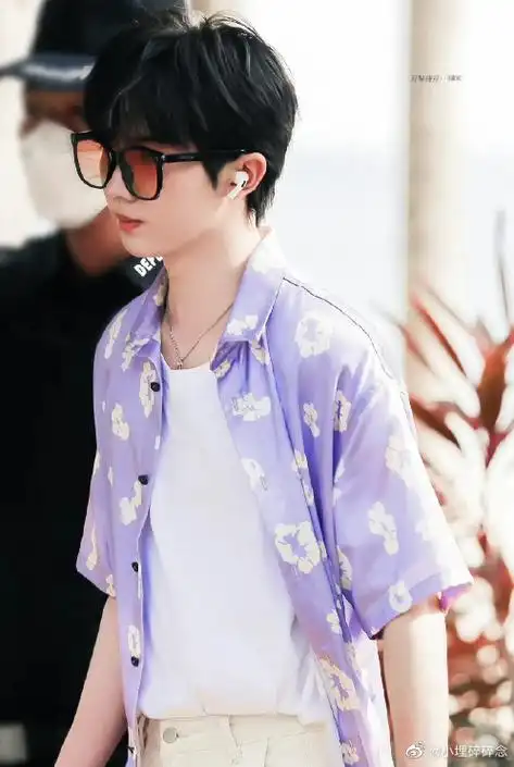 马嘉祺穿应援色卫衣