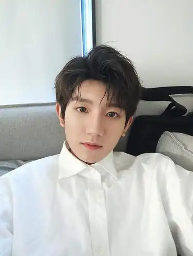 剪刀手少年王源惊喜上线清新自拍源气十足