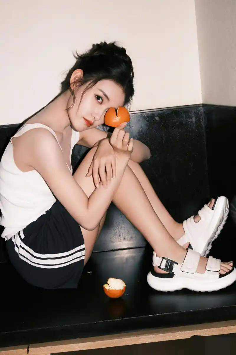 蒋依依的笑容真的是非常的灿烂呀,尤其是这样简单的白色背心搭配上