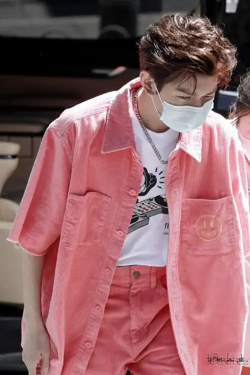 王源与粉色适配度##王源粉色外套饭拍图