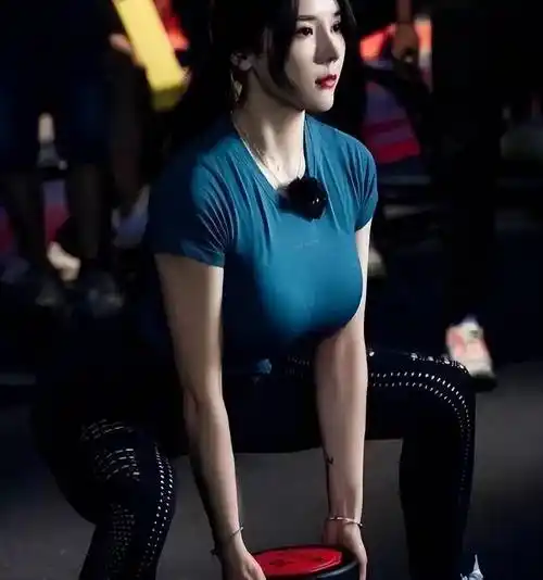 95后美女刘太阳走红,130斤身材不臃肿,身材不输卡_健身_女性_朋友