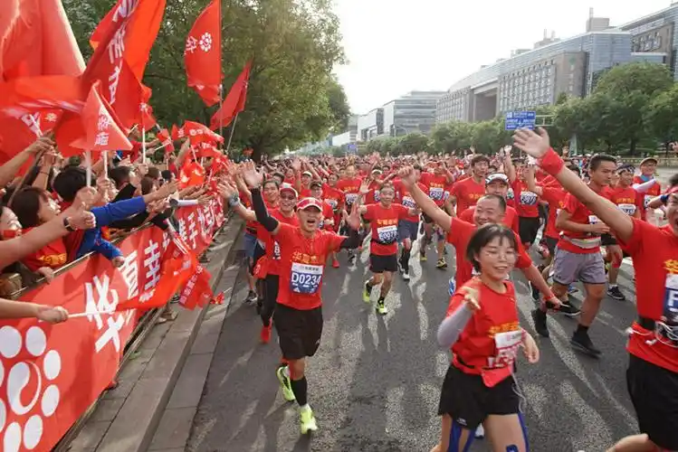 2018华夏幸福北京马拉松收官 3万名跑者"向着幸福跑"