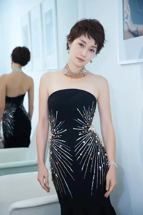马伊琍露肩礼服亮相秀锁骨 佩戴高级珠宝优雅大气