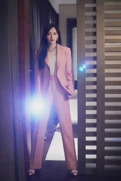 唐嫣粉色西装