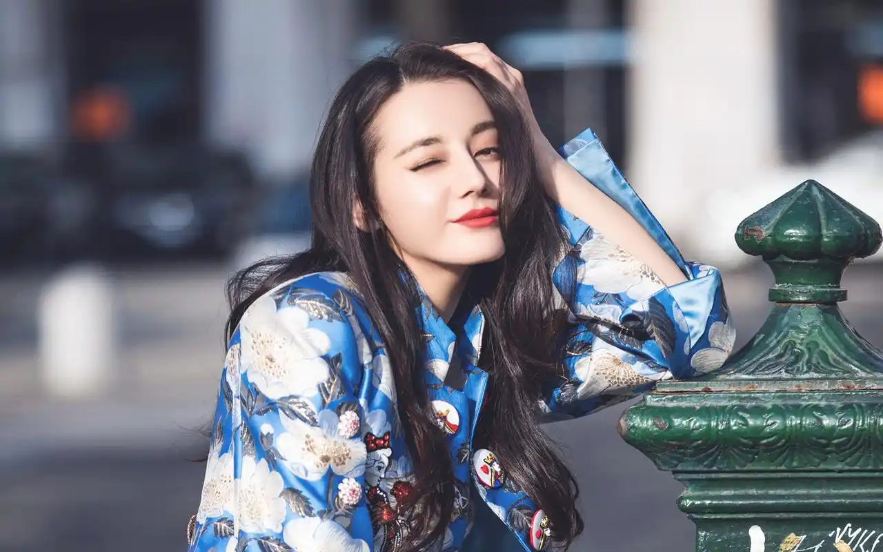 迪丽热巴街拍写真图片桌面壁纸高清大图预览1920×1200_大陆明星下载