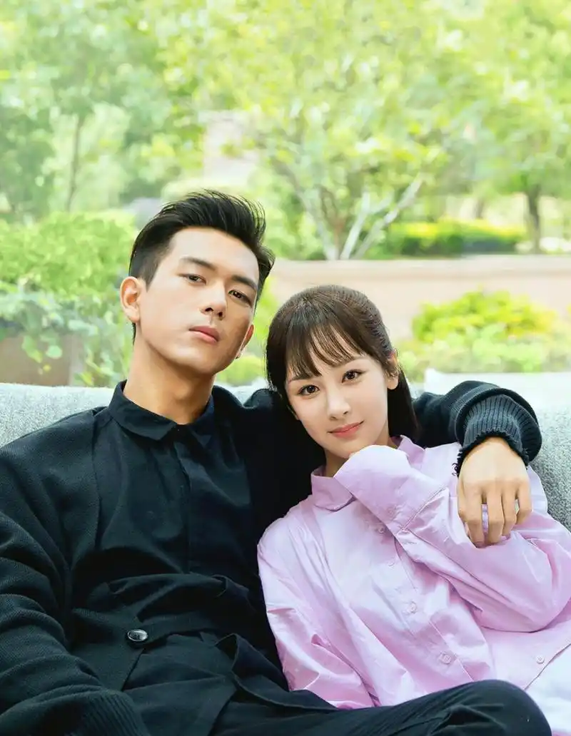 杨紫李现发文晒合照,今夕是何年啊!