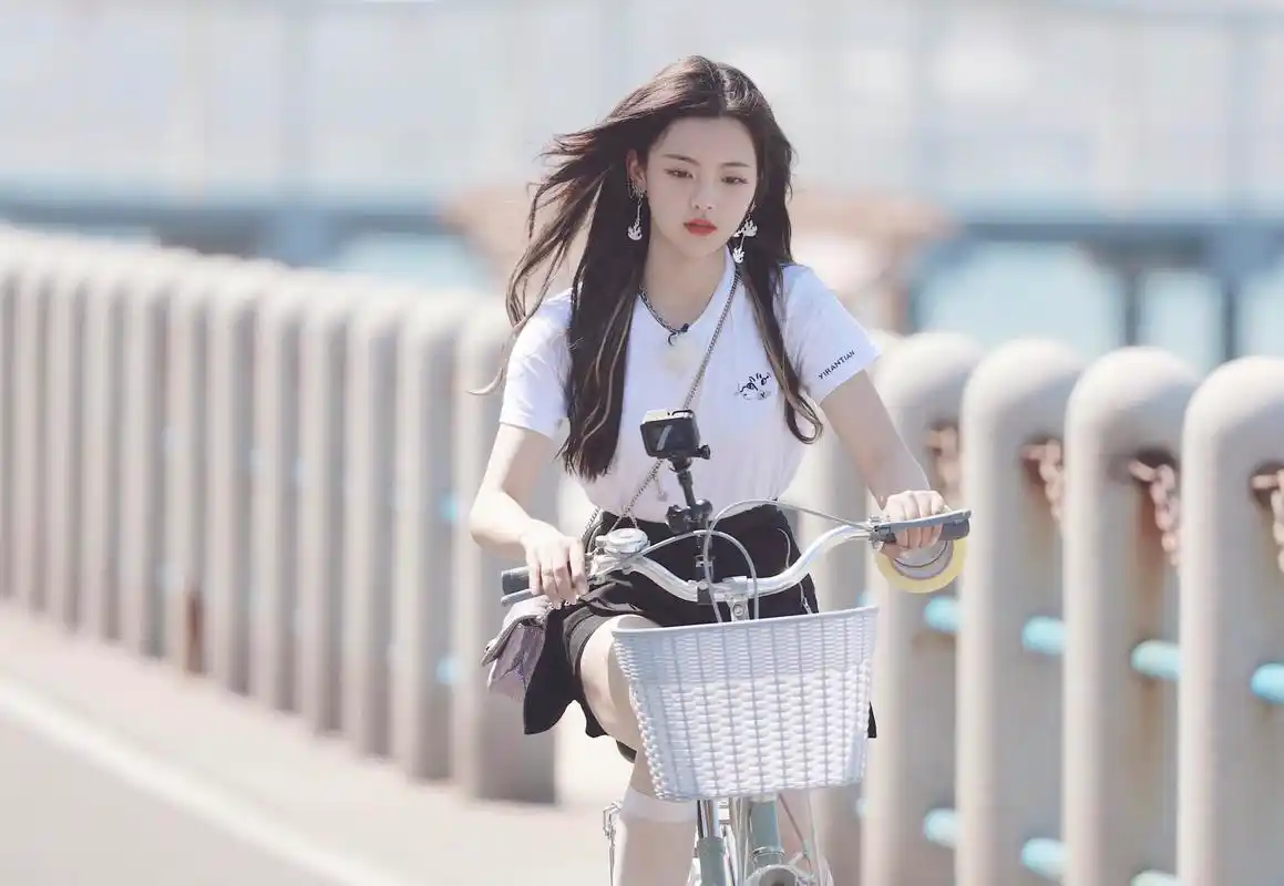 原创杨超越中餐厅路透照蓝t恤配牛仔裤清纯青春建模脸太吸睛