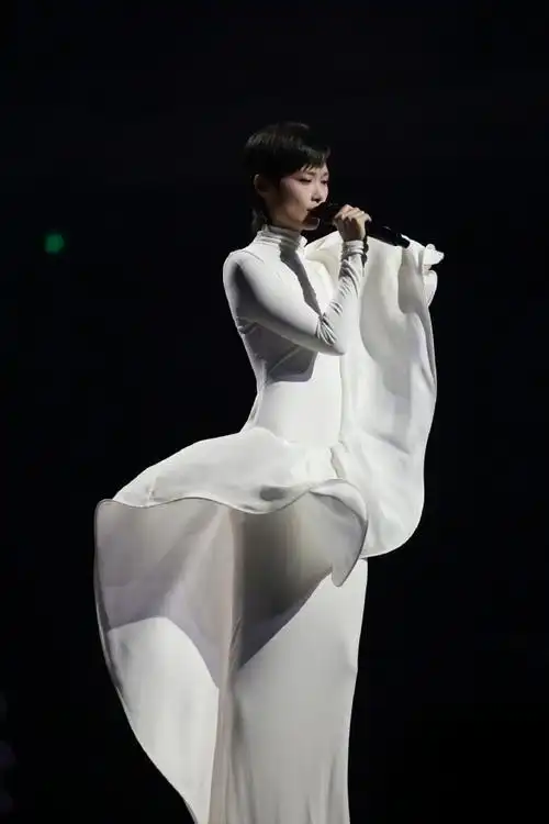 李宇春演唱会直播##李宇春广州演唱会造型##2024李宇春周末愉快演唱