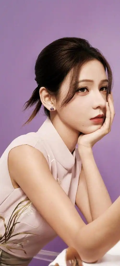 张予曦3d建模怼脸写真简约粉桃露腰旗袍搭配绿色缎面腰带