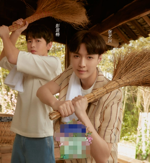 张子枫《向往5》海报,和彭昱畅搂脖子,捂头互动自然,张艺兴避嫌太明显