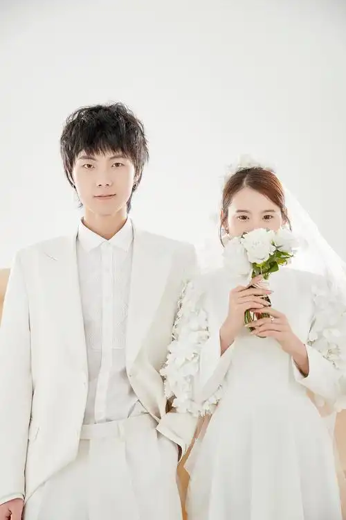 修图师老三的婚纱摄影作品《室内情侣写真》