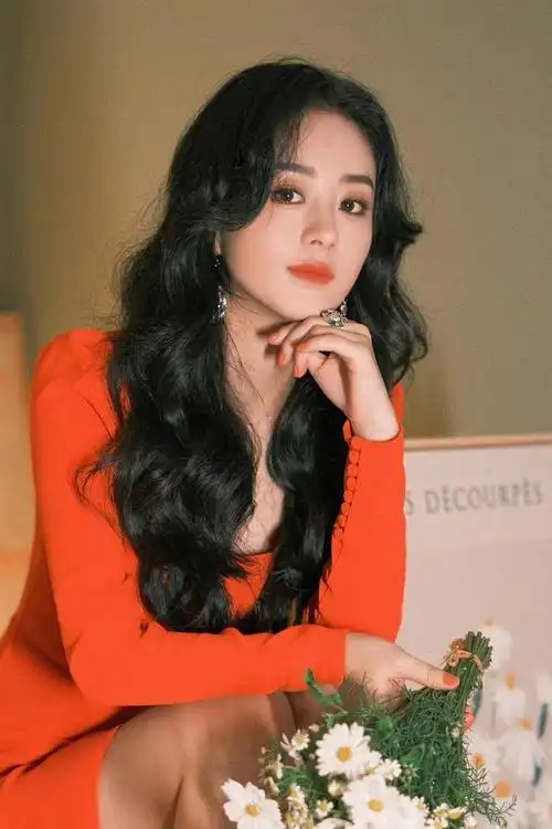 赵丽颖《风吹半夏》最新营业照,红裙搭波浪卷发,复古又优雅!