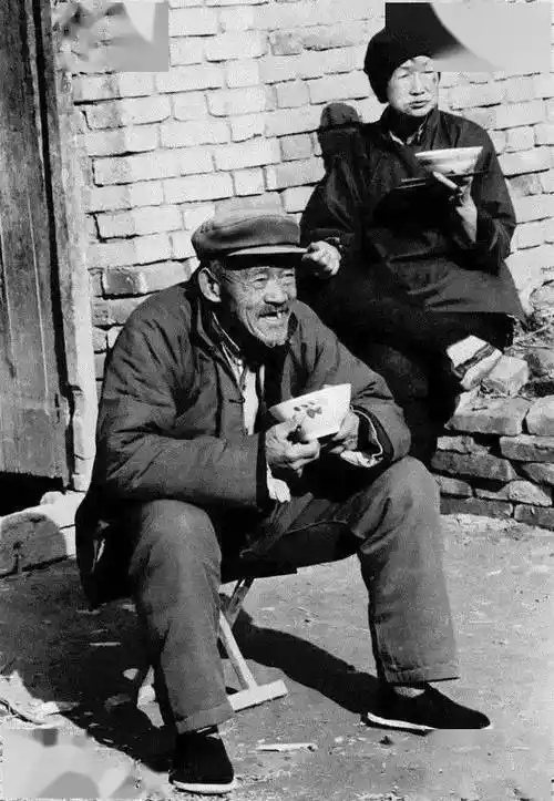 60张罕见农村吃饭老照片瞬间刷爆朋友圈