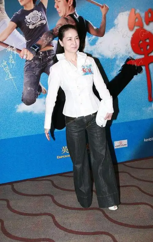 林凤娇淡妆也挺有韵味的收腰衬衫配拖地裤身材不高但挺显气质