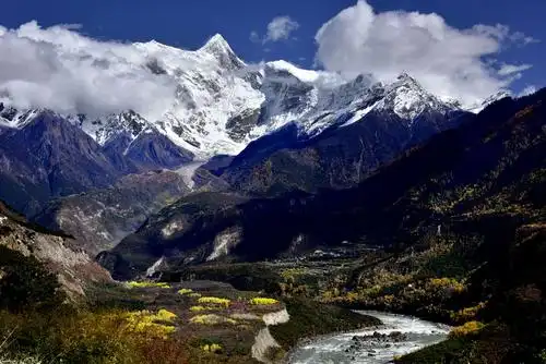 雅鲁藏布是世界上最深峡谷,平均深度2268米,最高处南迦巴瓦峰7782米