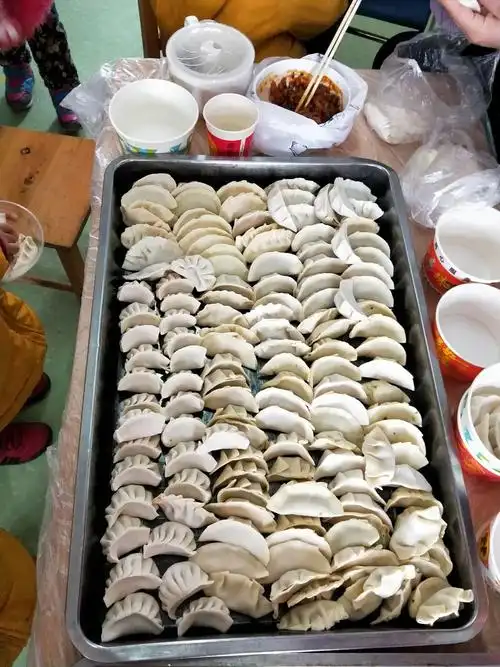 欢欢喜喜包饺子,热热闹闹过新年