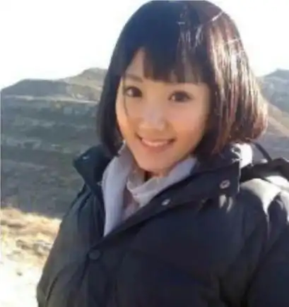 回顾毛晓彤刚出生被父亲抛弃妈妈借钱将她养大今父女关系如何