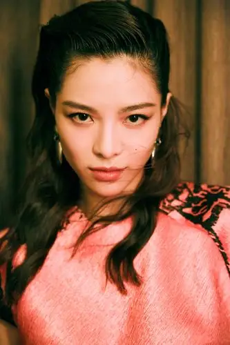 真是小瞧钟楚曦了!一袭粉色短裙撕一半高调秀腰,更显高级有气场