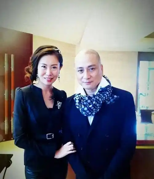 汤镇业真的很有福气,虽然已经65岁,比老婆大了整整25岁,但和老婆站在