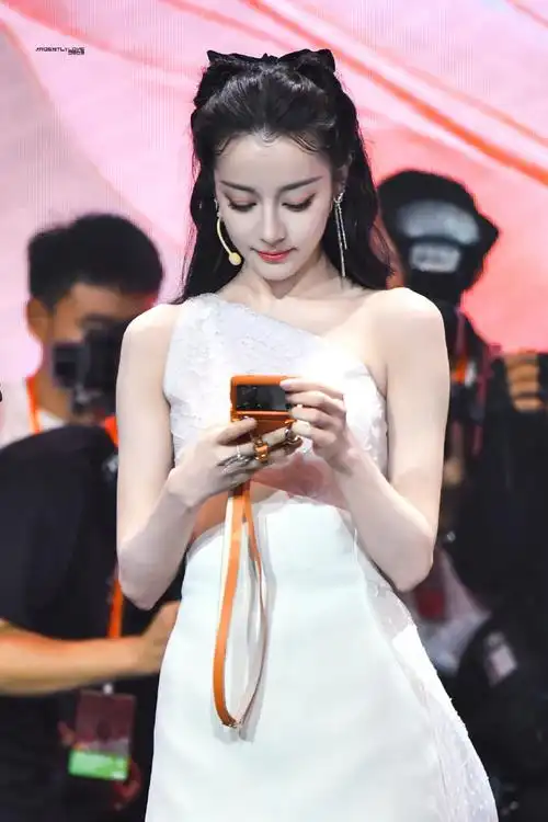 迪丽热巴今年第13套高定##迪丽热巴这发际线