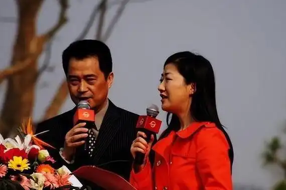 杨蕾是一个感情丰富的女主持人,所以她很容易就把自己的情绪表露了