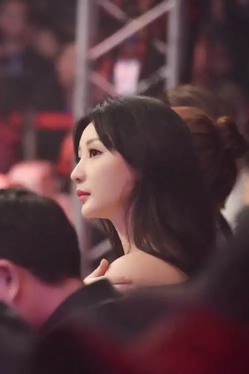 柳岩黑裙优雅现身拳赛甜笑任拍登台颁奖亲和大方