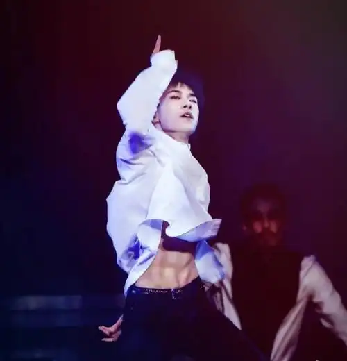 易烊千玺腹肌让我心脏暴击##郁金香哪有易烊千玺的浴巾香