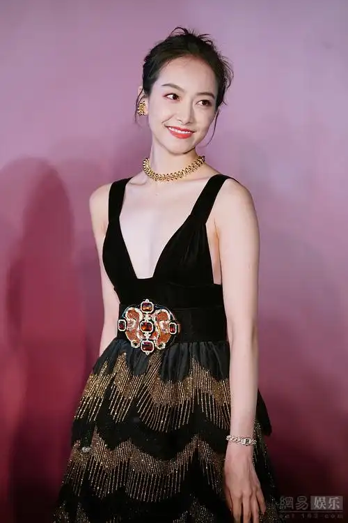 宋茜穿深v长裙秀事业线皮肤雪白超性感