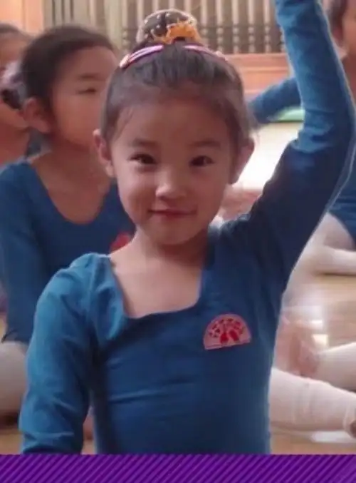 网友扒出宋雨琦童年照,看清她真实容貌后:说她整容的出来挨打!_小时候