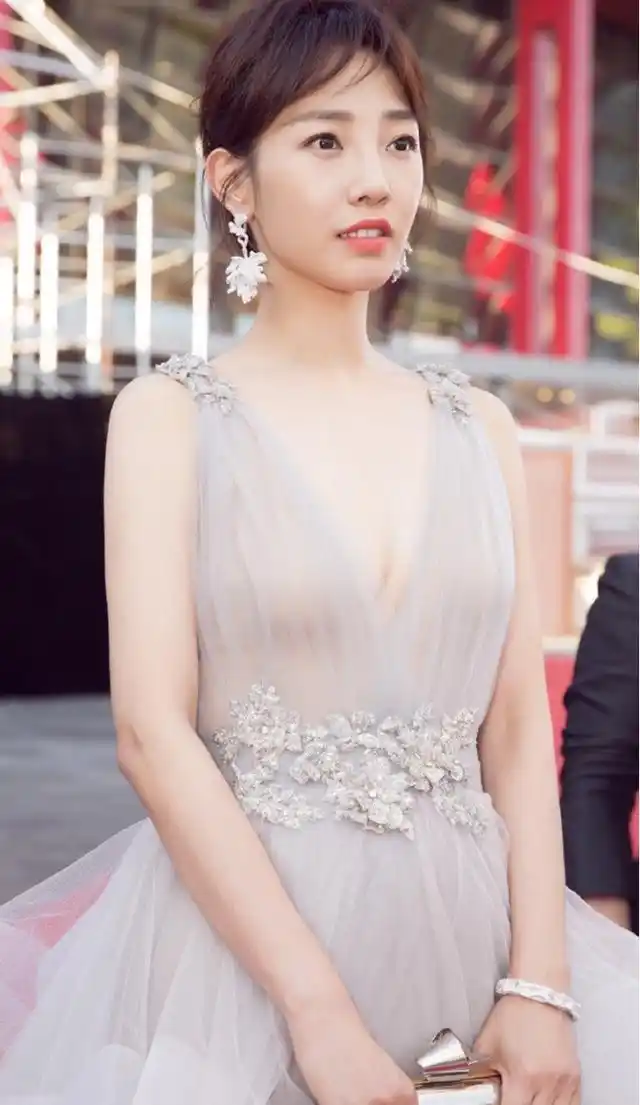 白百何身材惹人羡,薄纱裙装美的让人难忽视,身段真是高级