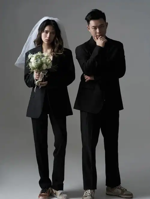 黑西装女孩子也能穿上西装拍婚纱照