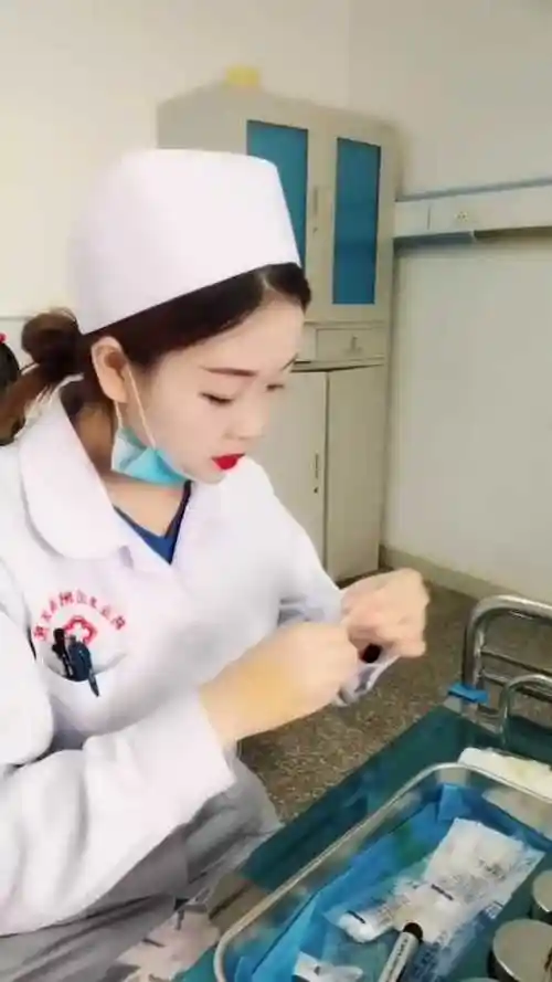 偷拍到护士给自己打针,看到这一幕,太让人心疼了!