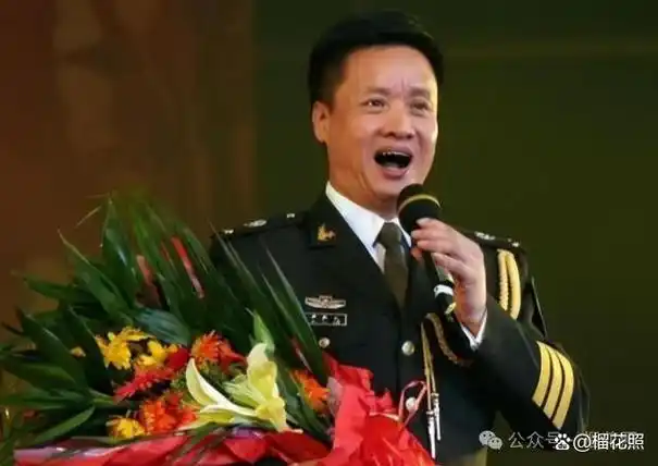 他是歌手也是将军多重身份随时变换让他活成人生赢家