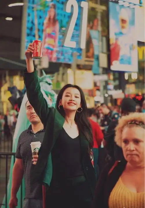 孙怡街拍新造型丝绒西装外套配金色耳环吊带内搭展现迷人锁骨