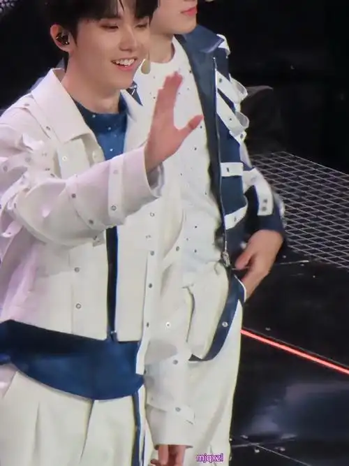 马嘉祺兽耳马嘉祺小腰上的纹身之后我终于成功变成一具遗骸被拖下去了