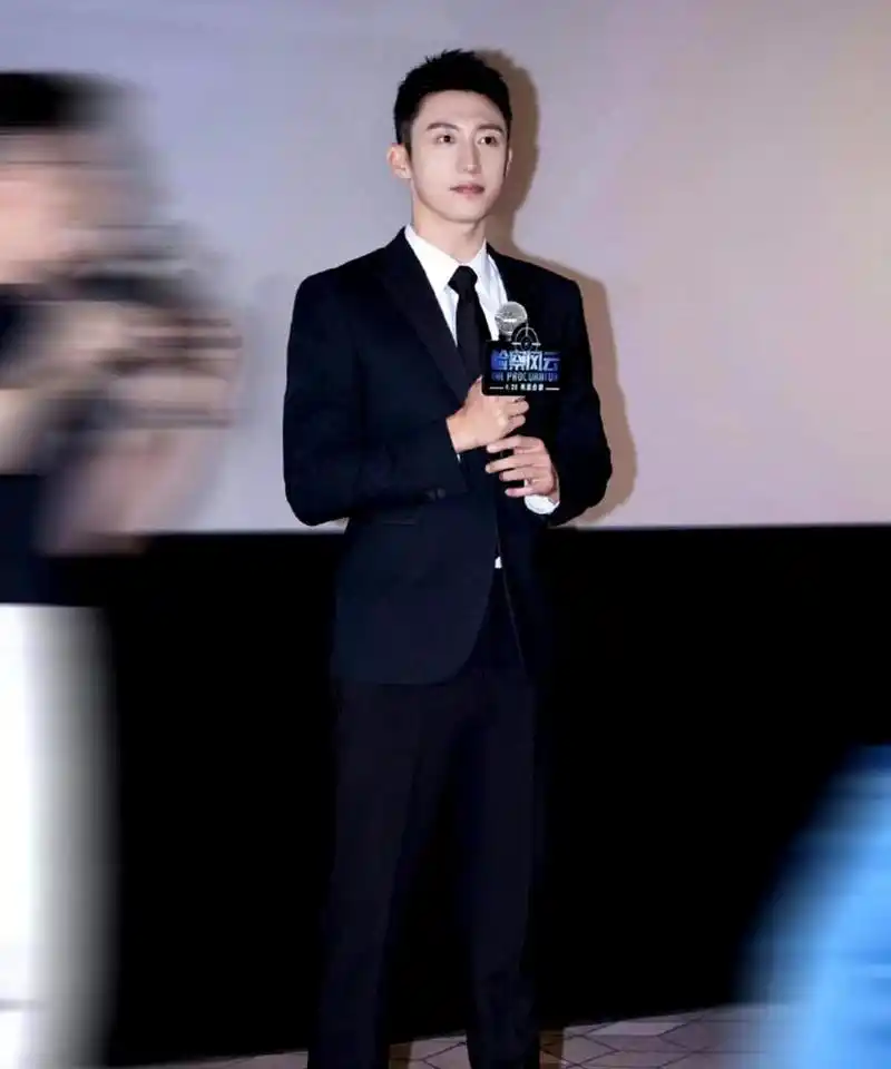 黄景瑜的身材比例真的很好,让人想报警,他明明又高又有长腿.