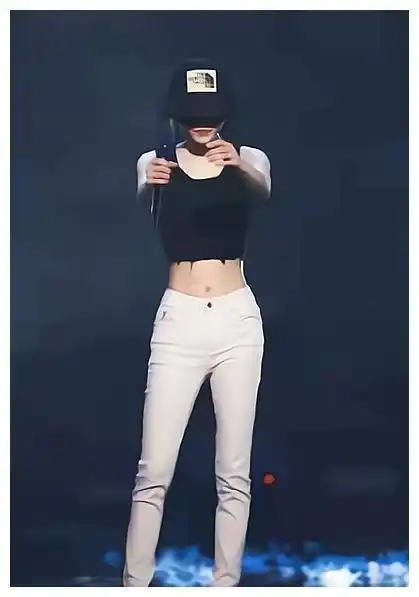 张韶涵现身活动彩排,黑色背心大秀腹肌,宫廷风朱砂长裙惊艳人心_身材