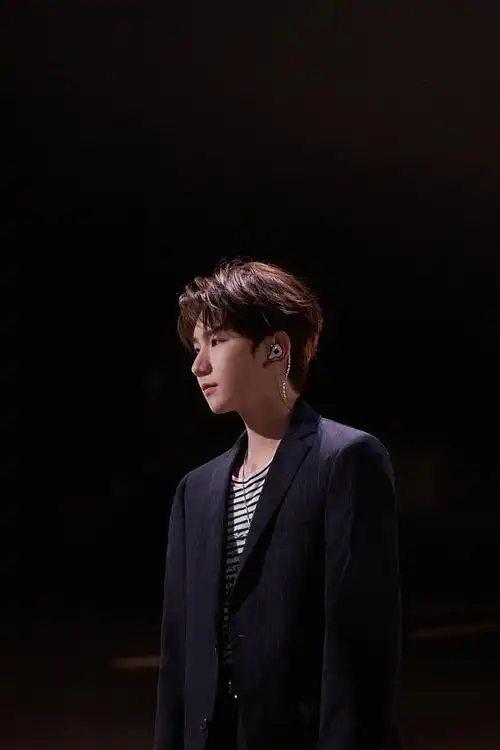 王源亮相综艺声生不息穿黑色西服献唱岁月如歌