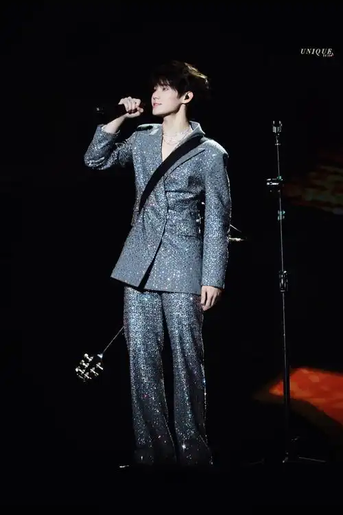 张真源背吉他打碟