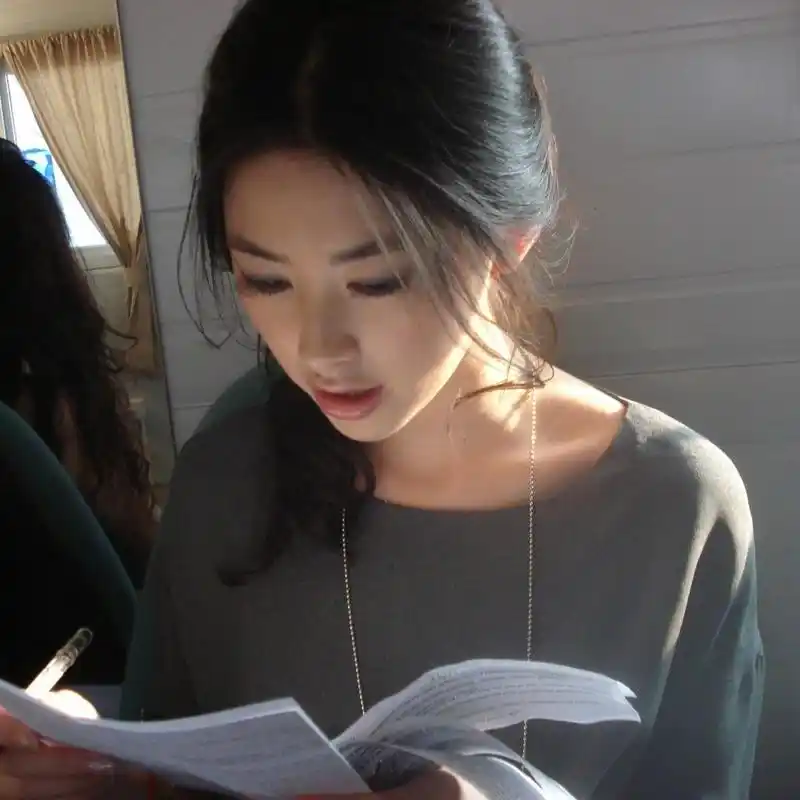 朱珠晒十年前旧照,身材容貌基本无变化!里面还有几个熟悉的面孔