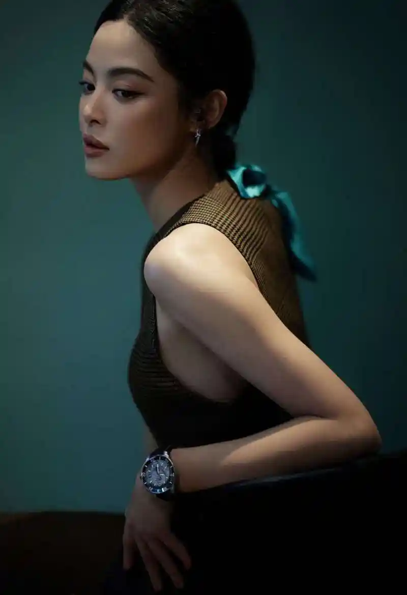 辛芷蕾挑战美拉德风造型 回眸一笑风情万种,第一张图和梅婷长的好像