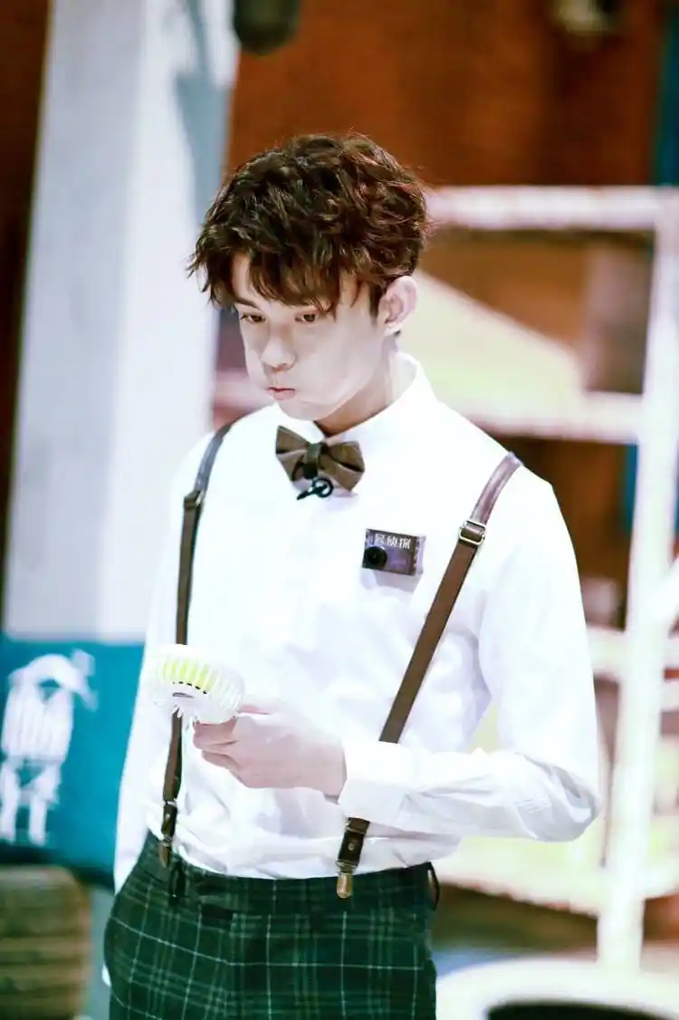 《明星大侦探》吴磊卷发侦探高萌上线,小领结背带裤,可爱又帅气