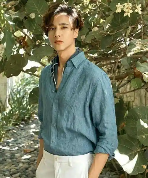 46岁元斌近况:帅气照片公开,大叔脸上全是"认真工作"中的状态_李奈