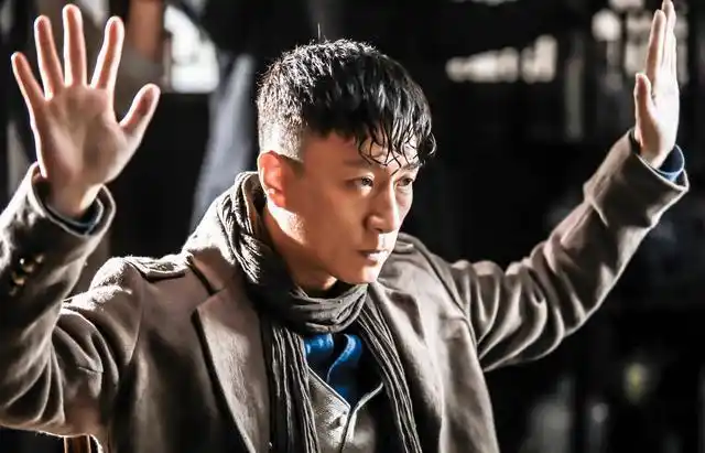 孙红雷久违拍新剧现身片场身材暴瘦脸颊凹陷疑合作张艺兴宁静