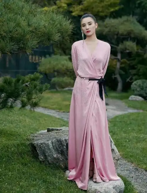 宋佳真是越穿越年轻背带牛仔裤配白t恤戴草帽减龄洋气